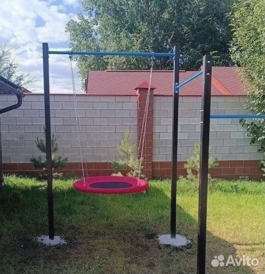 Уличный турник для всей семьи можно и качели