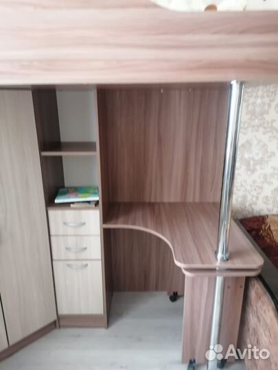 Детская кровать чердак со столом и шкафом