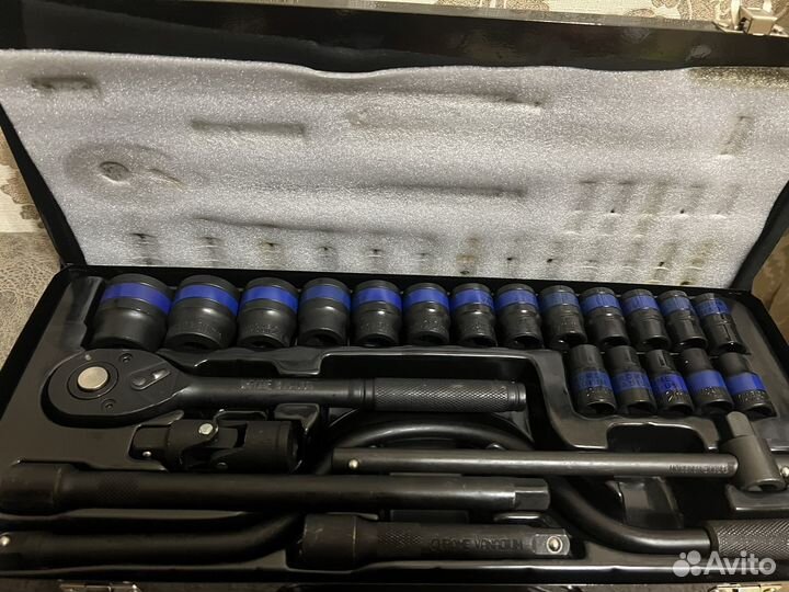 Набор инструментов в чемодане