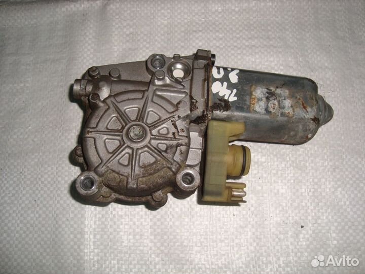 Моторчик заднего правого стеклоподъемника W140 M11