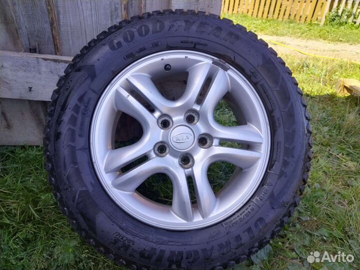 Goodyear UltraGrip 215/65 R16