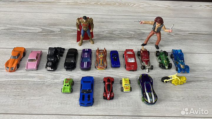 Набор машинок и 2 фигурки