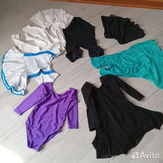 Купальники и юбочки, чешки для занятий спортом