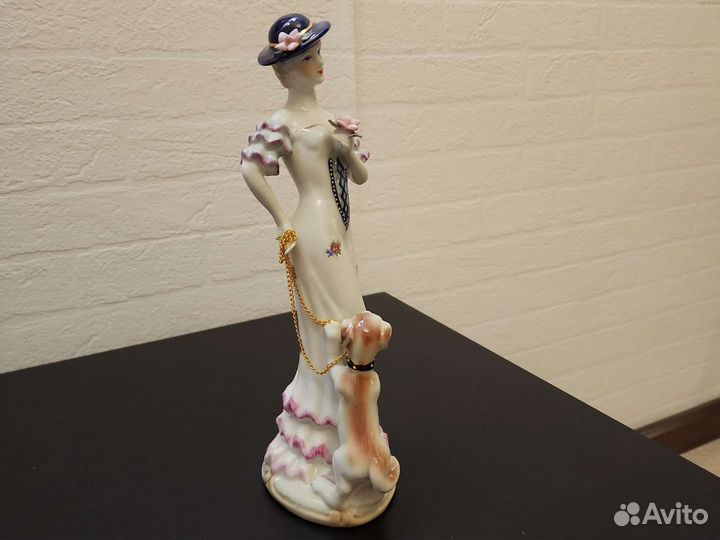 Статуэтка дама с собачкой