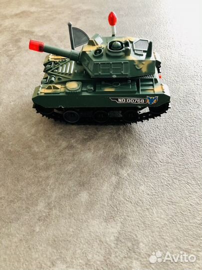 Танк игрушка