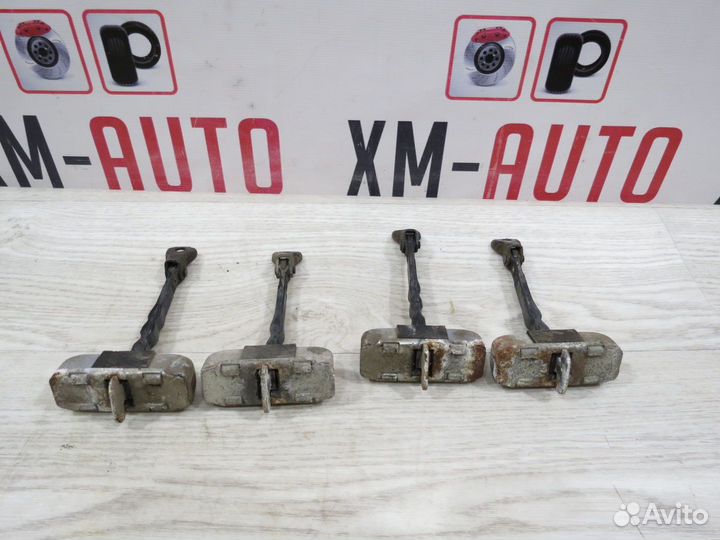 Ограничитель двери задние Toyota Corolla 150