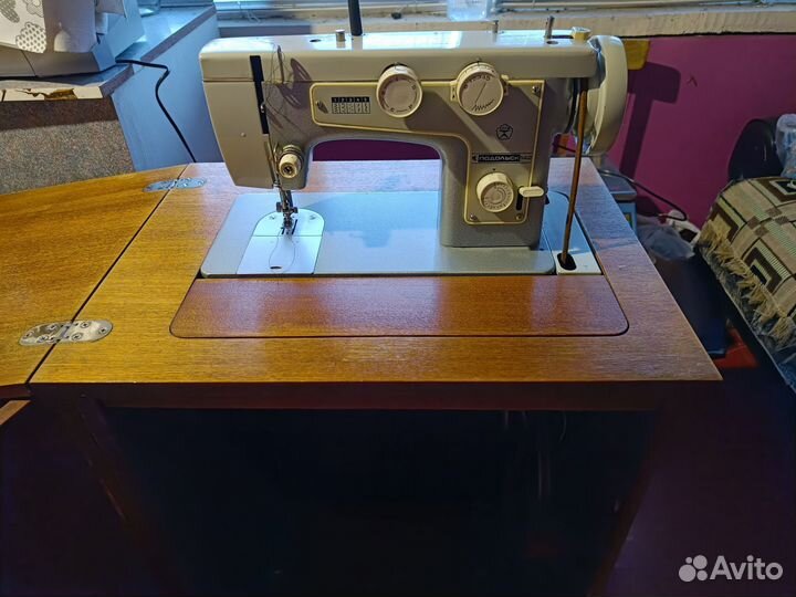 Продам швейную машинку бу