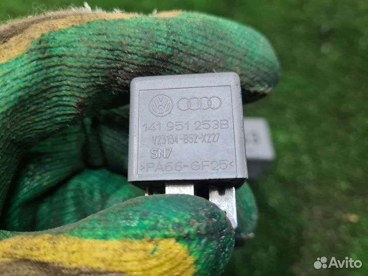 Реле вентилятора 141951253B Volkswagen Passat B5