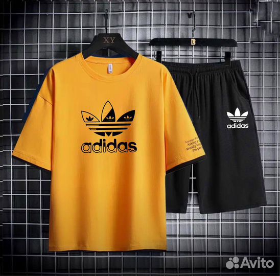 Спортивный костюм с шортами adidas