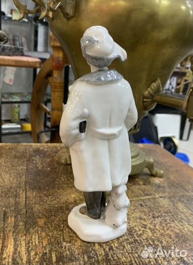 Статуэтка фарфор лфз Мальчик с коньками