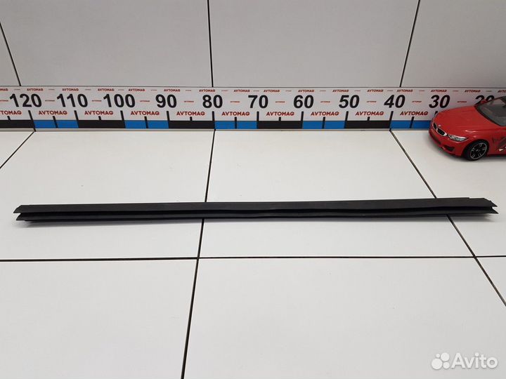 Уплотнитель переднего правого стекла