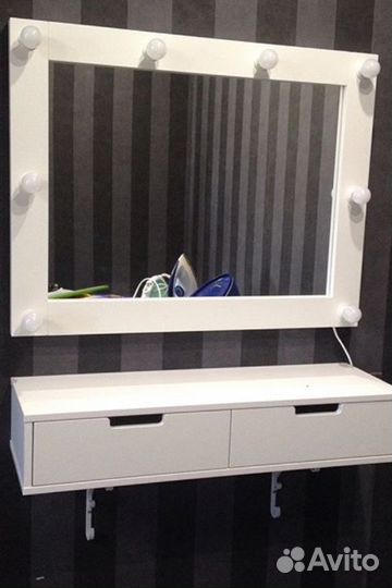 Зеркало с полкой для макияжа