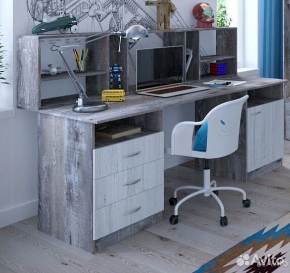 Детская рабочая зона у окна