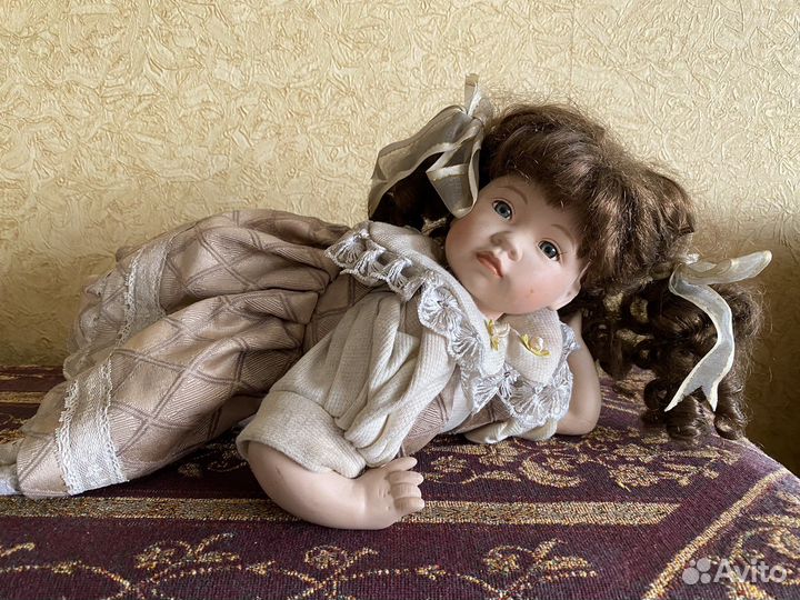 Кукла фарфоровая 35 см