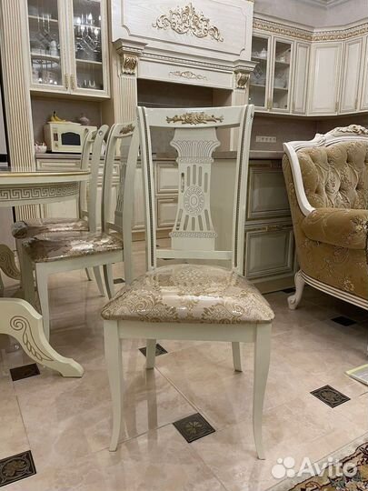 Стол и стулья