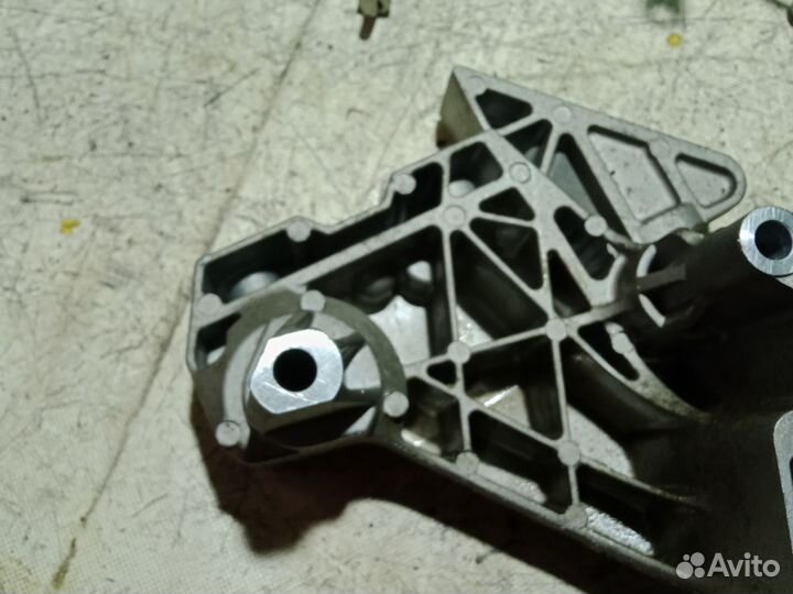 Кронштейн опоры двигателя Volkswagen Passat b6