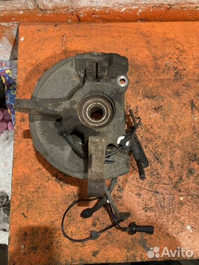 Кулак передний правый Peugeot 4007 2008-2013