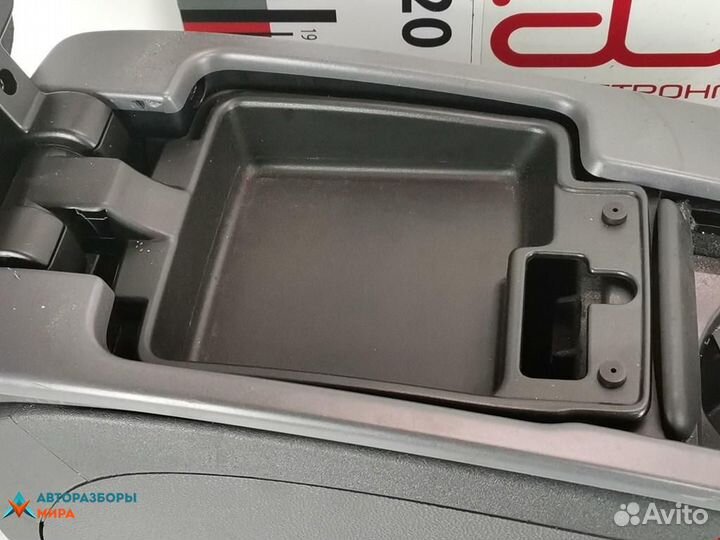 Консоль салона (центральная часть) Volvo C30 2009