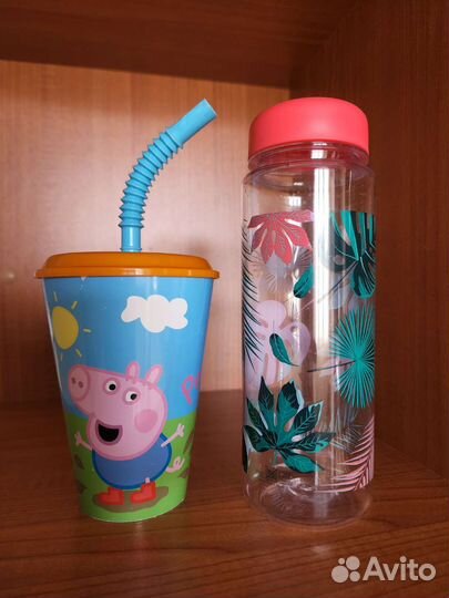 Стакан с трубочкой и бутылка