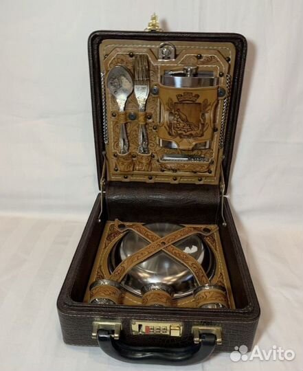 Подарочный набор кейс чемодан для пикника Посуда