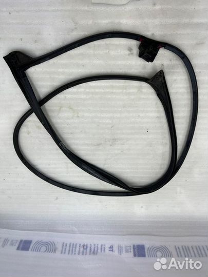 Уплотнитель двери передний левый Toyota Camry