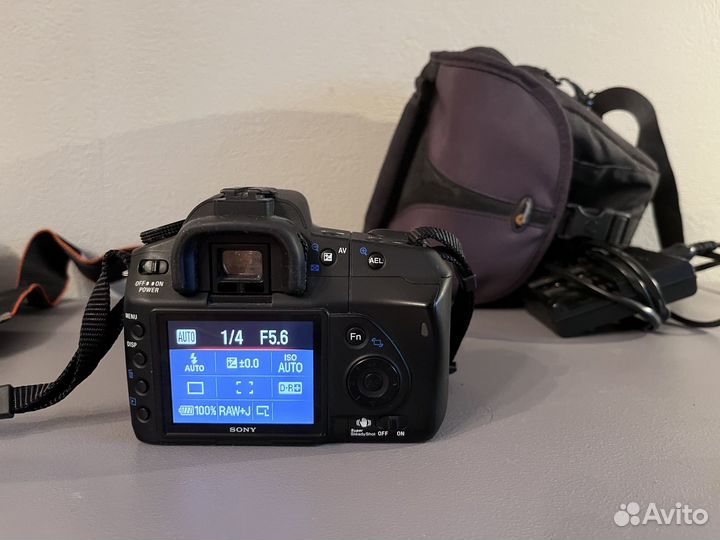 Зеркальный фотоаппарат Sony dslr-A200