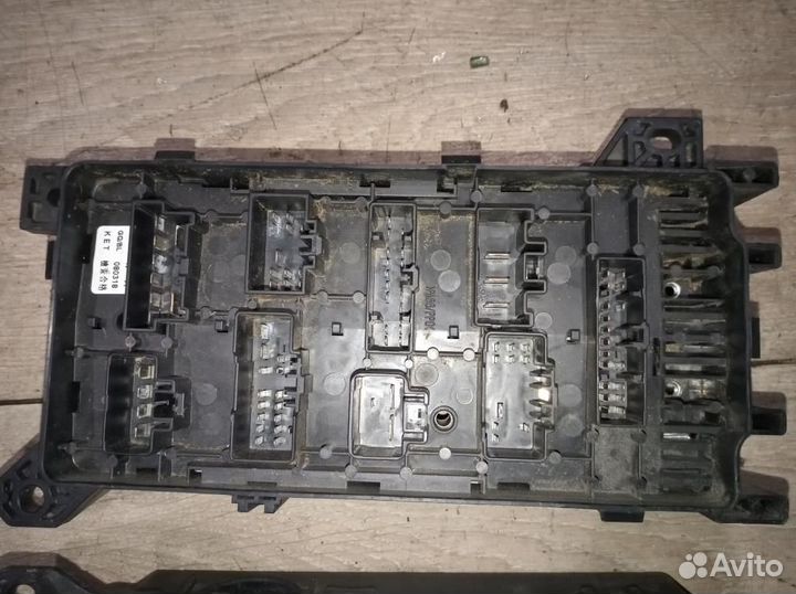 Блок реле KIA Sorento BL