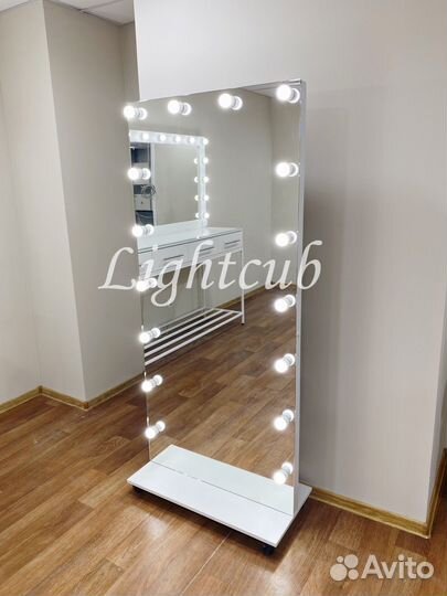 Напольное зеркало