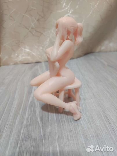 Девушка на стуле