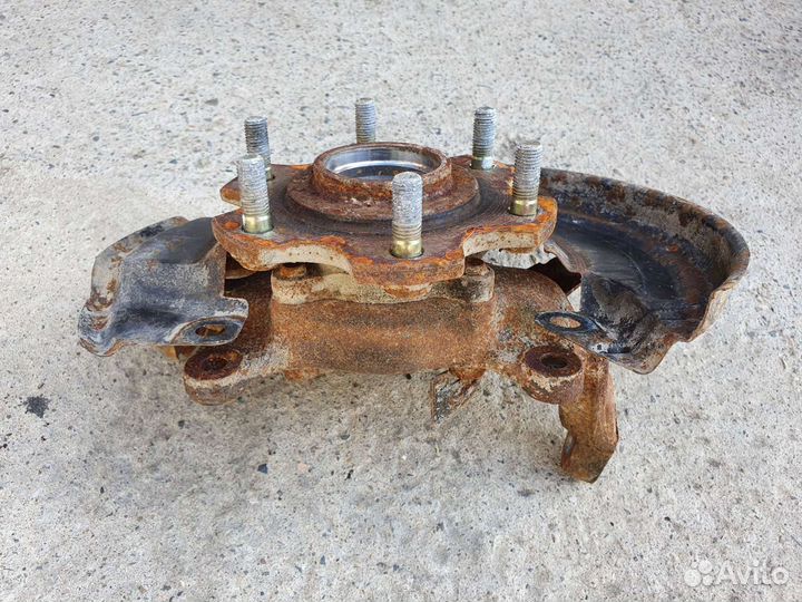 Кулак передний левый для Mitsubishi Pajero 3