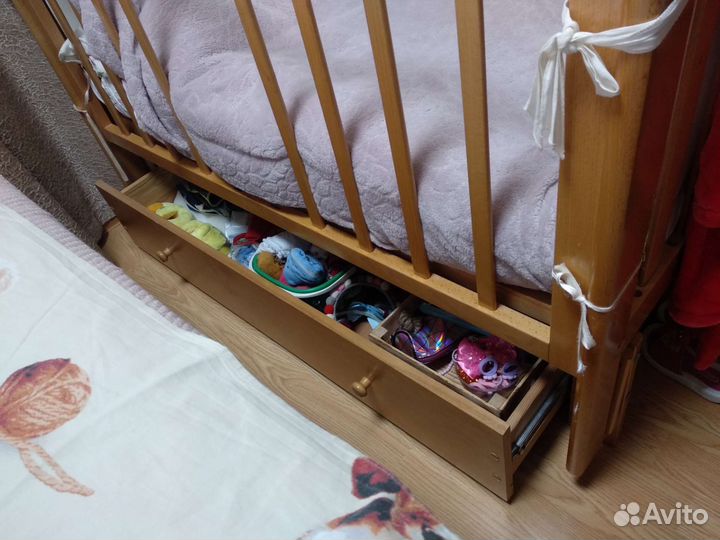 Кроватка детская из массива