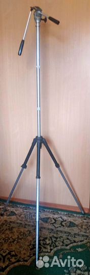 Штатив для видеокамеры