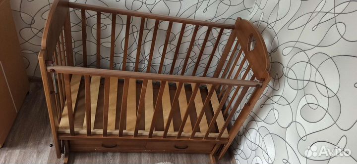 Детская кроватка с маятником