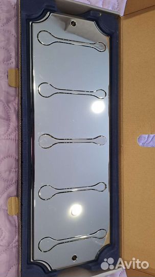 Настенная вешалка с выдвижными крючками