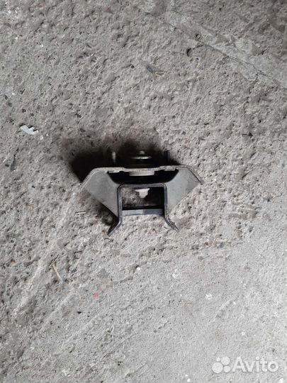 Kia Sorento 1 BL подушка опора АКПП