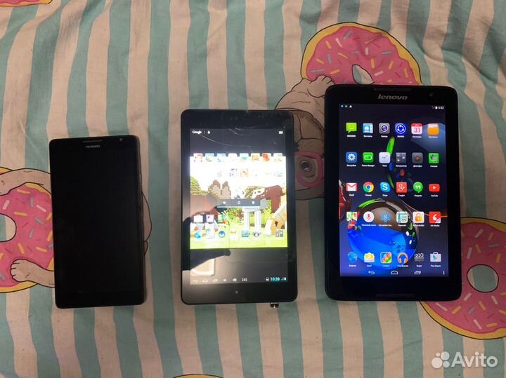 Два плашета и телефон