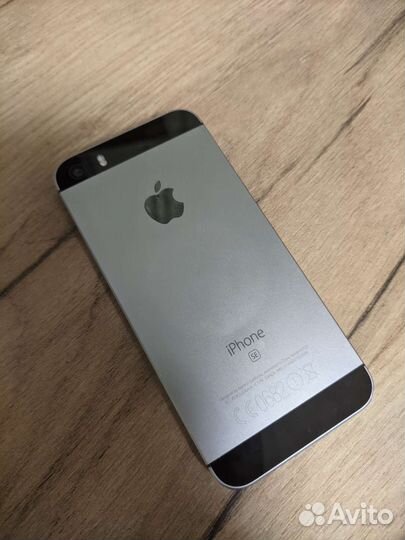 Телефон iPhone SE