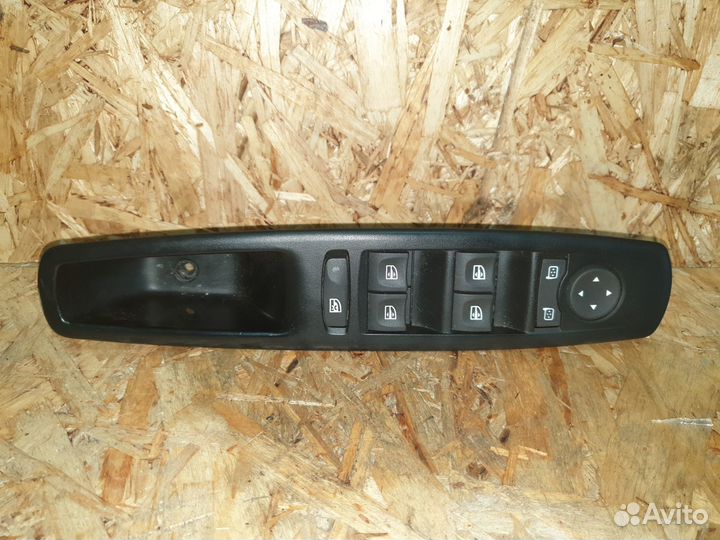 Блок управления стеклоподъемниками Renault Fluence