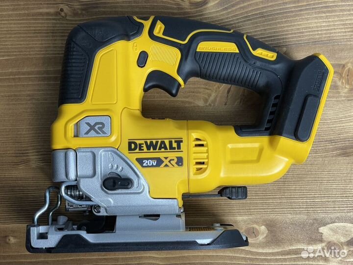 Лобзик Dewalt DCS334