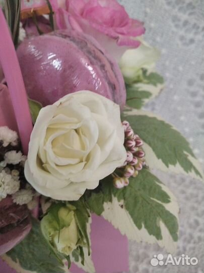 Подарок учителю с живыми цветами и конфетами