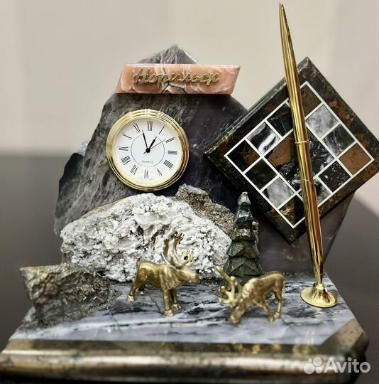 Памятный сувенир из камня настольный с часами