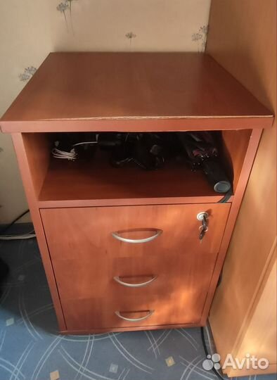 Шкаф книжный с стеклянными дверьми