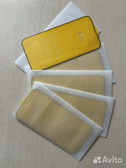 Защитное стекло на iPhone 14