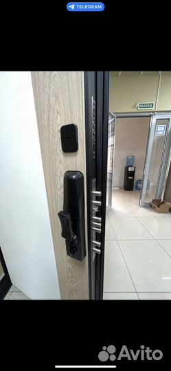 Дверь с отпечатком