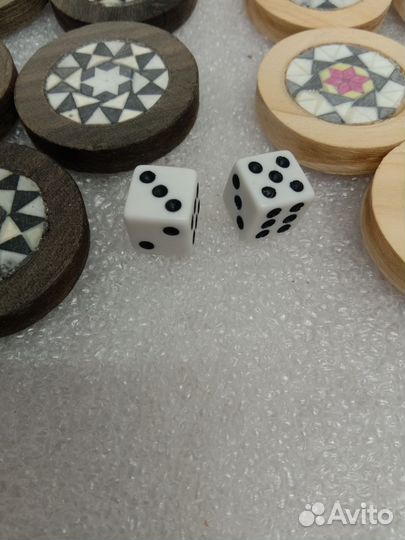 Фишки и зарики для игры в нарды