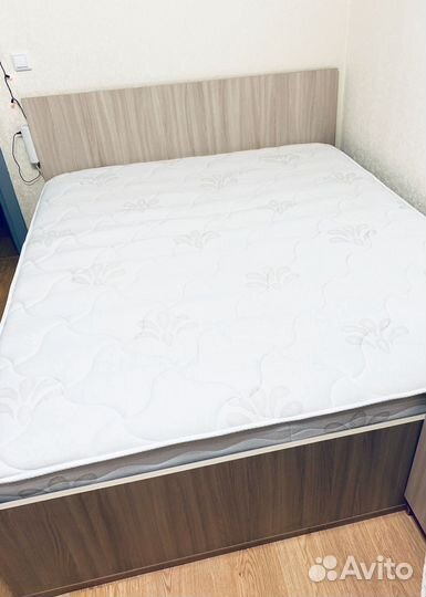 Кровать с матрасом 160/200