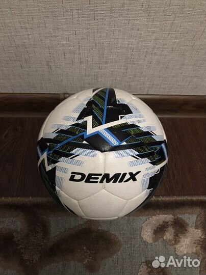 Футбольный мяч размер 4 demix