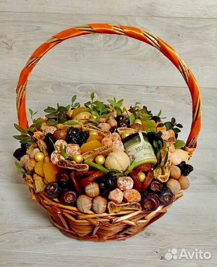 Корзины с орешками и сухофруктами