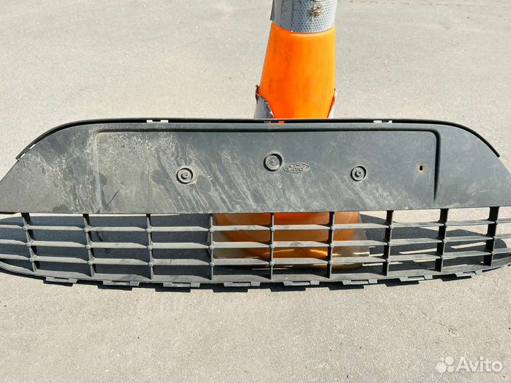 Решетка в бампеи центральная Ford Focus II 2005