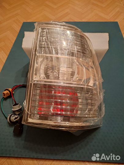 Фонарь задний правый Pajero 4 2006- V93,V97,V98